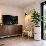 Vakantiehuis StayatSas Pippa grote omheinde tuin, gebruik van zwembad, stijlvol ingericht, middenin het bos met veel privacy, restaurant op park Doornspijk