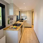StayatSas Pippa grote omheinde tuin, gebruik van zwembad, stijlvol ingericht, middenin het bos met veel privacy, restaurant op park Vakantiehuis *
