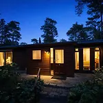 StayatSas Pippa grote omheinde tuin, gebruik van zwembad, stijlvol ingericht, middenin het bos met veel privacy, restaurant op park * Doornspijk