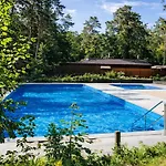 Vakantiehuis StayatSas Pippa grote omheinde tuin, gebruik van zwembad, stijlvol ingericht, middenin het bos met veel privacy, restaurant op park *