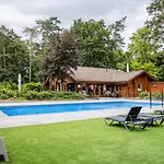 StayatSas Pippa grote omheinde tuin, gebruik van zwembad, stijlvol ingericht, middenin het bos met veel privacy, restaurant op park *