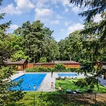 StayatSas Pippa grote omheinde tuin, gebruik van zwembad, stijlvol ingericht, middenin het bos met veel privacy, restaurant op park * Doornspijk
