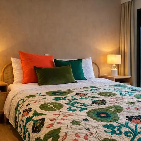 Vakantiehuis Stayatsas Pippa, Luxe Boshuis Met Grote Omheinde Tuin Aan Vijver
